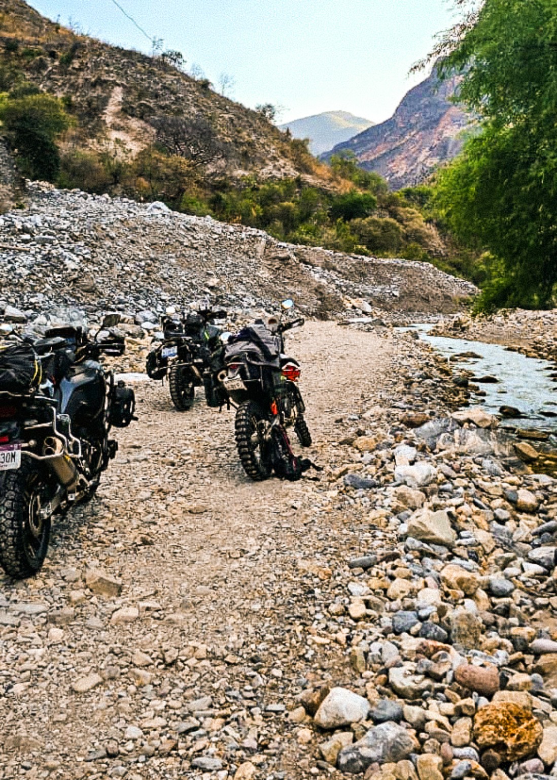 Motocicletas en un camino de piedra junto a las paredes de un cañón