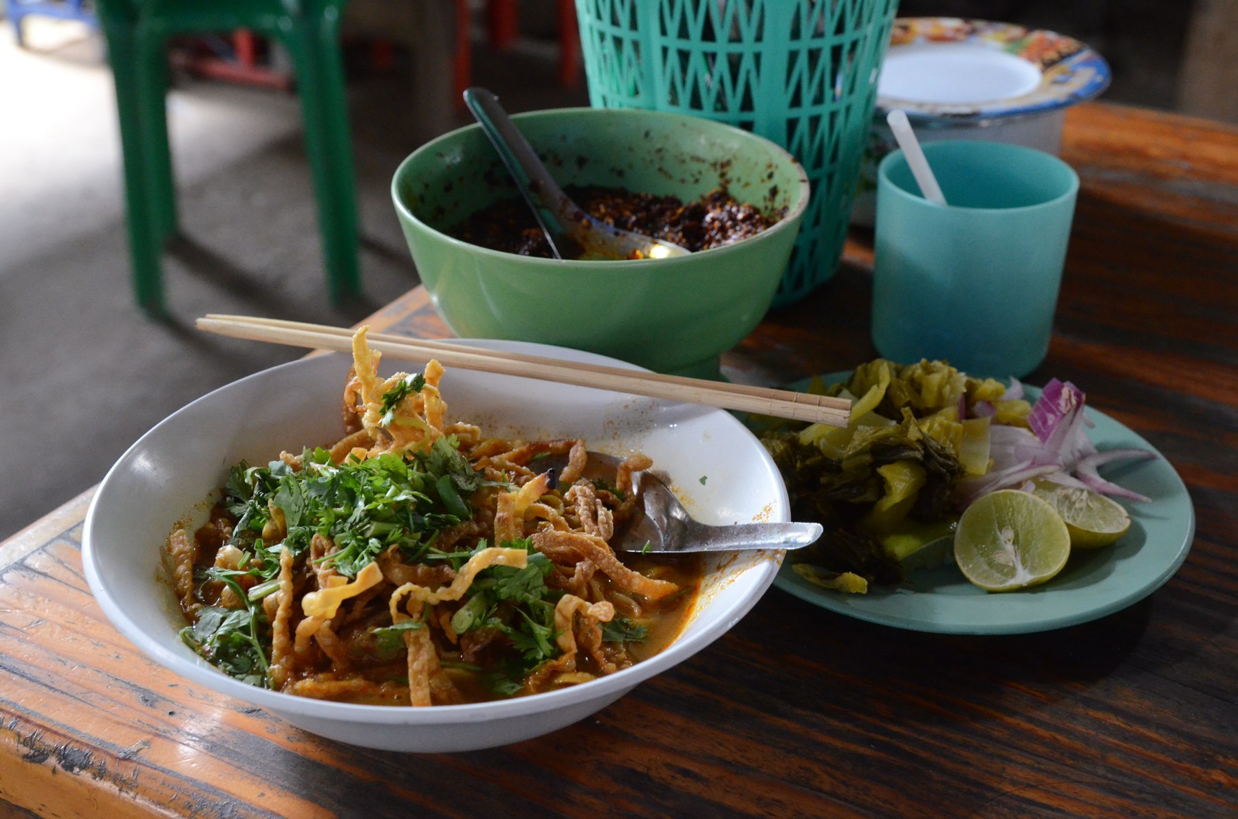 Khao soi de Chiang Mai, fideos en caldo de curry con sus acompañamientos